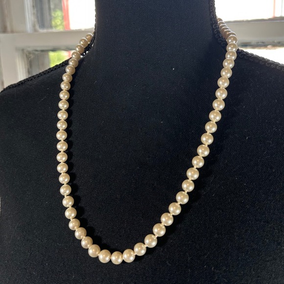 Jewelry - Vtg Classic Faux Pearl Necklace Elegant Beaded Strand Women's Jewelry Elegant